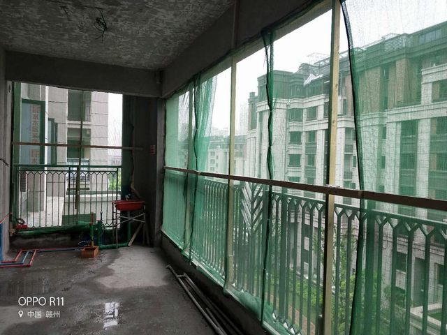 1施工前期做好安全防护工作，阳台挂好防护网 (2).jpg