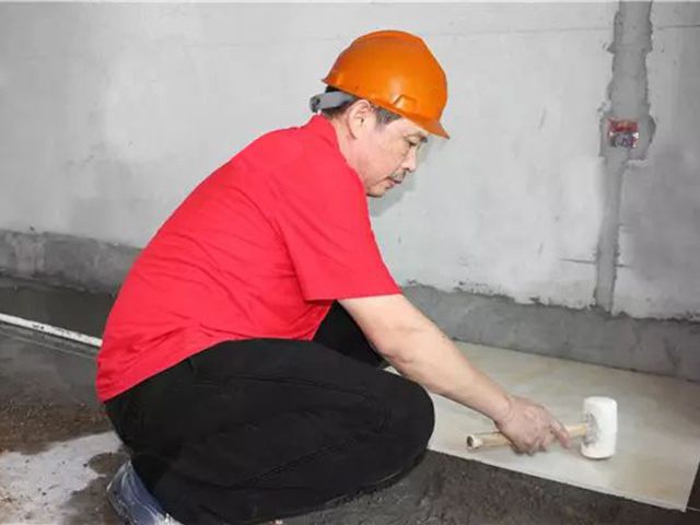 5铺贴地砖时，砖的背面朝上批刮水泥油，并按箭头所指方向统一铺贴，用橡皮锤从中到边，由重到轻敲实.jpg