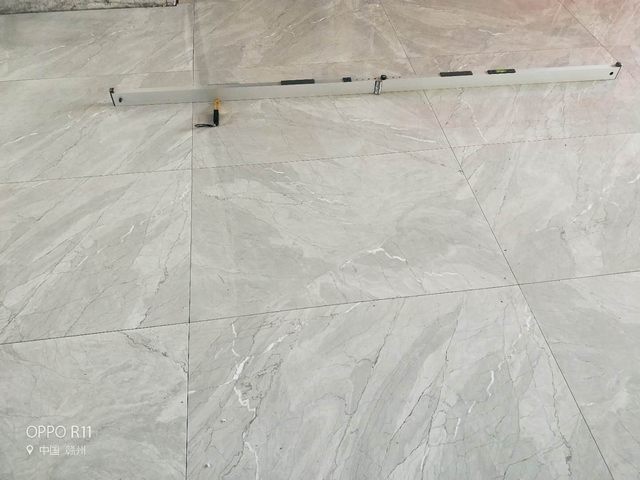 7地砖铺贴完后用专用工具检测平整度是否合格.jpg