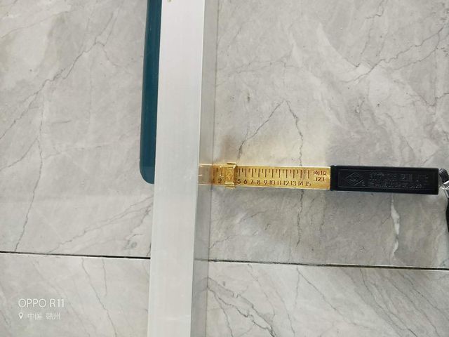 8地砖铺贴完后检测瓷砖缝隙是否均匀，平整度缝隙是否合格.jpg