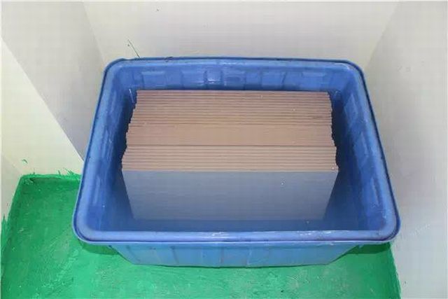 11墙面瓷片铺贴前进行瓷片泡水处理.jpg
