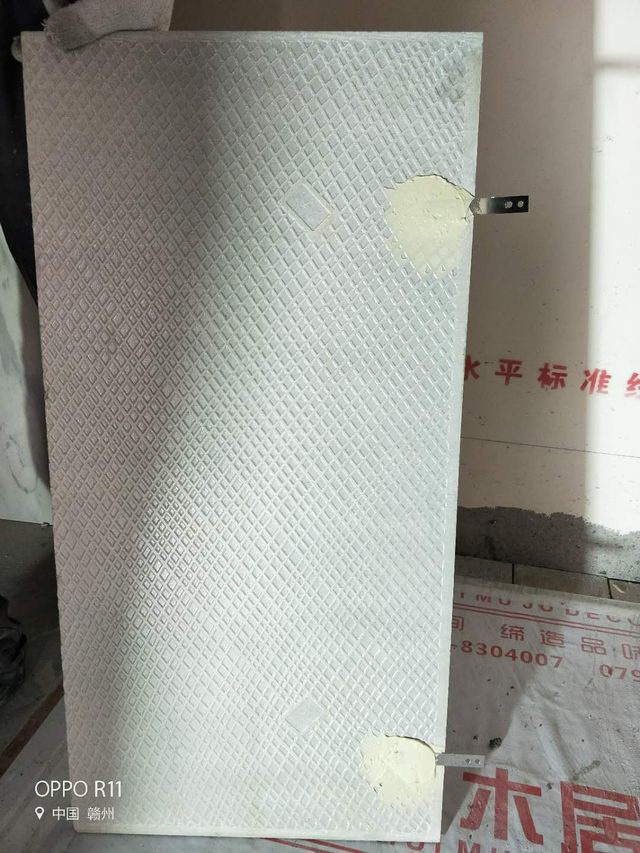 13地砖上背面刷瓷砖粘结剂并做不锈钢挂片加固.jpg