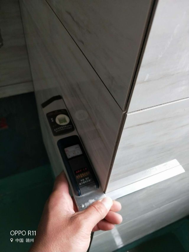 16墙面砖阳角用90度角尺做检测..jpg