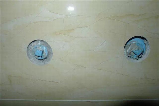 18水管水嘴处用专用开孔器开孔.jpg