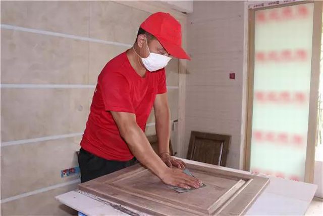12腻子干后用砂纸进行打磨.jpg
